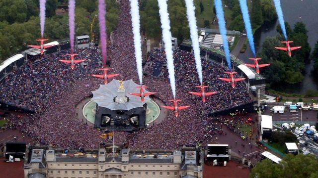2012年，女王伊麗莎白二世登基60週年鑽禧慶典的"紅箭"飛行表演
