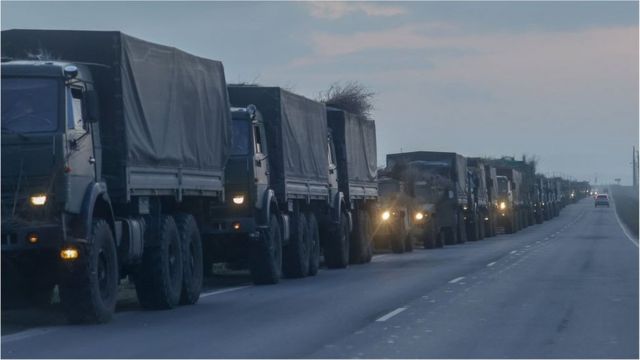 2022年2月23日，一隊俄羅斯軍車車隊從俄邊境城市羅斯托夫駛向烏克蘭東部頓巴斯地區的邊境。