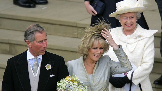 2005年4月9日，查爾斯王子和多年的戀人卡米拉終於成婚。他倆離開溫莎堡聖喬治教堂時，女王臉上露出笑容。