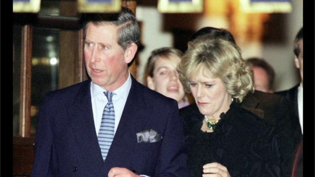 1999年1月28日，查爾斯王子和朋友卡米拉一起離開倫敦的麗茲酒店